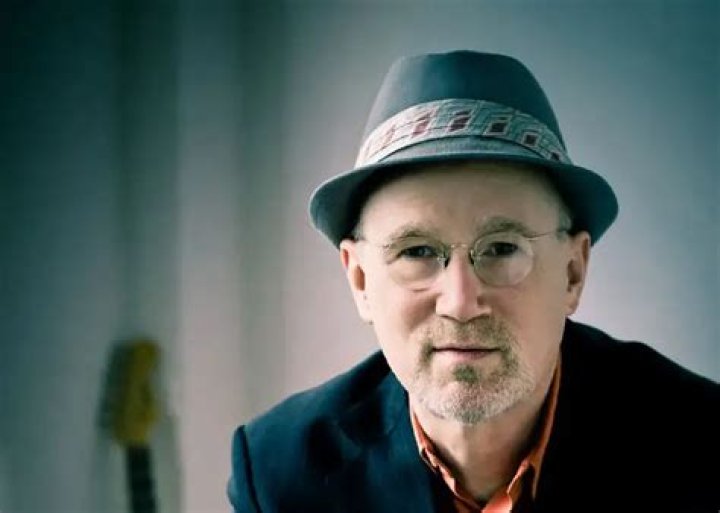 About Marshall Crenshaw’s Life with Wife and How Sane Parents Helped Him Get into Music