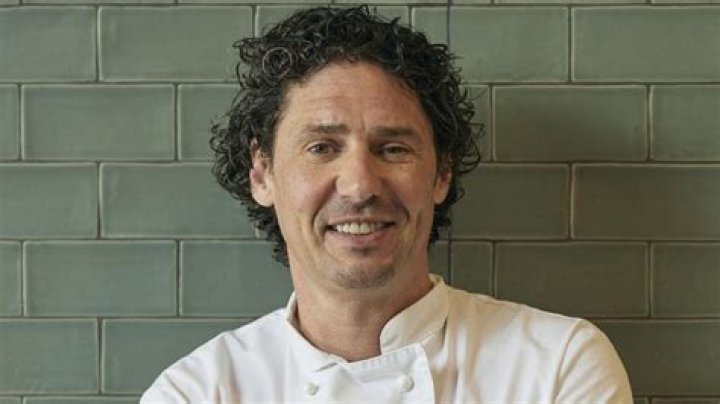 Colin Fassnidge Hearing Aid: Is He Deaf? Health Update