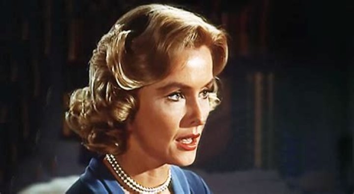Dina Merrill Height