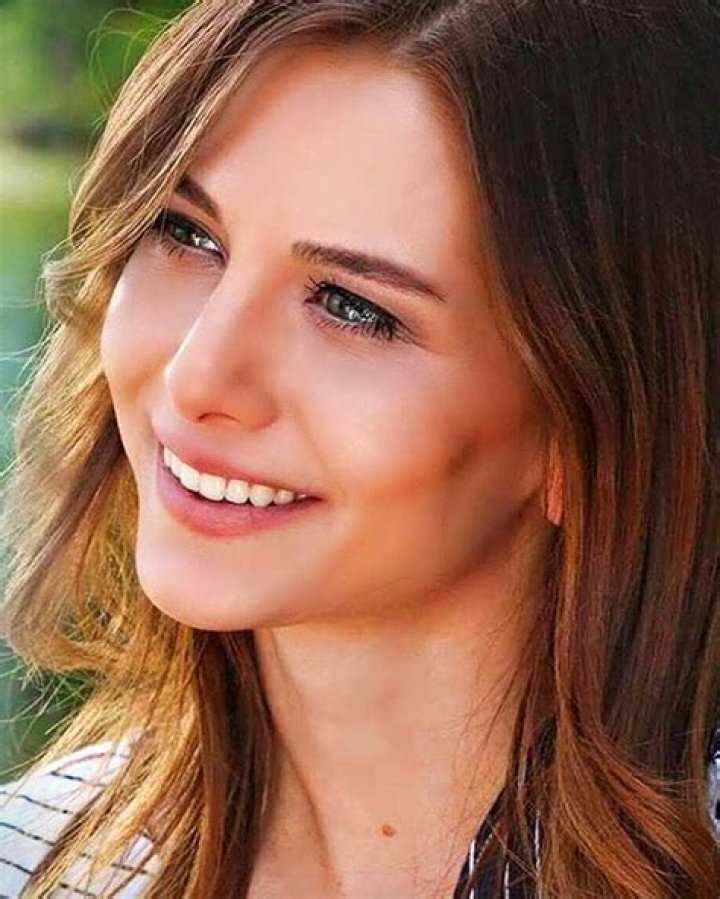 Ezgi Asaroğlu Wiki, Biographie, Age, Taille, Mariage & Informations