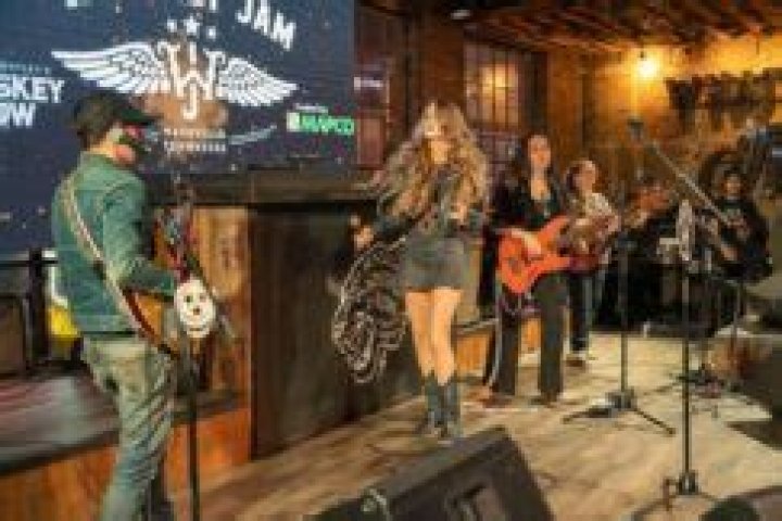 Mary Kutter Age, Height, Net Worth, Boyfriend, Songs